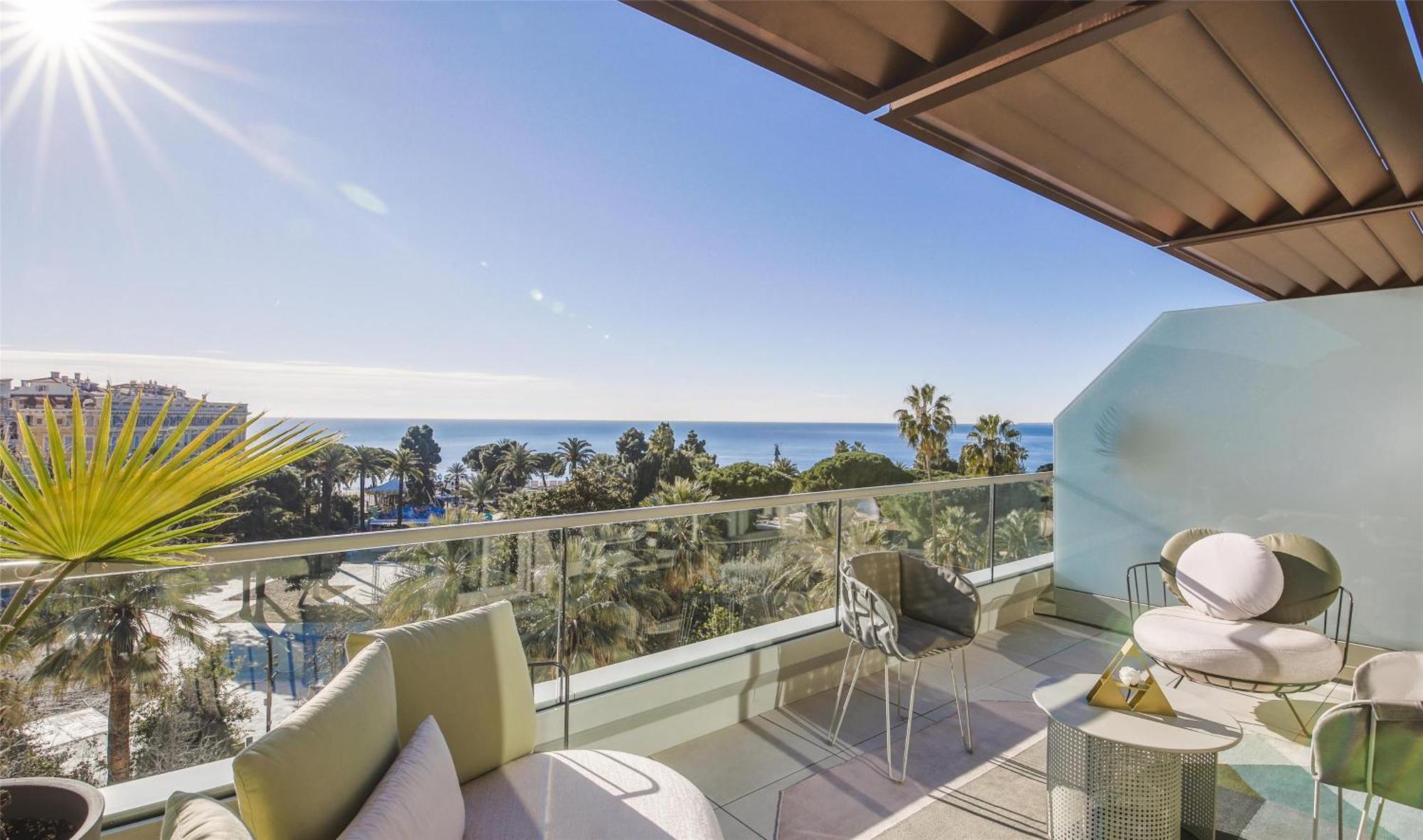Suite Junior con terraza y vistas panorámicas al mar